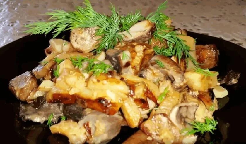 Как пожарить сморчки грибы. Грибы сморчки жареные с картошкой. сморчки жареные с луком. картошка с грибами сморчками. картошечка с грибами сморчками.