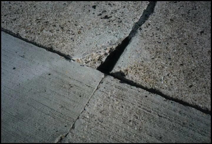 Цементобетонные шви. Сколы бетона. Разрушение бетонного покрытия. Разрушенное бетонное покрытие.
