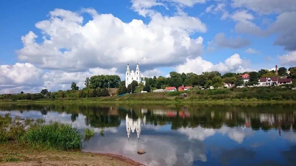 Западная двина полоцк. Полоцк река западная двина. Река в полоцке. Гостиница двина витебск. Полоцк.