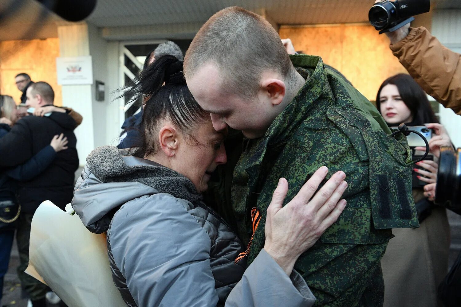 После освобождения из плена. Возвращение из плена Украины. Военнослужащий. Российские военные в плену.