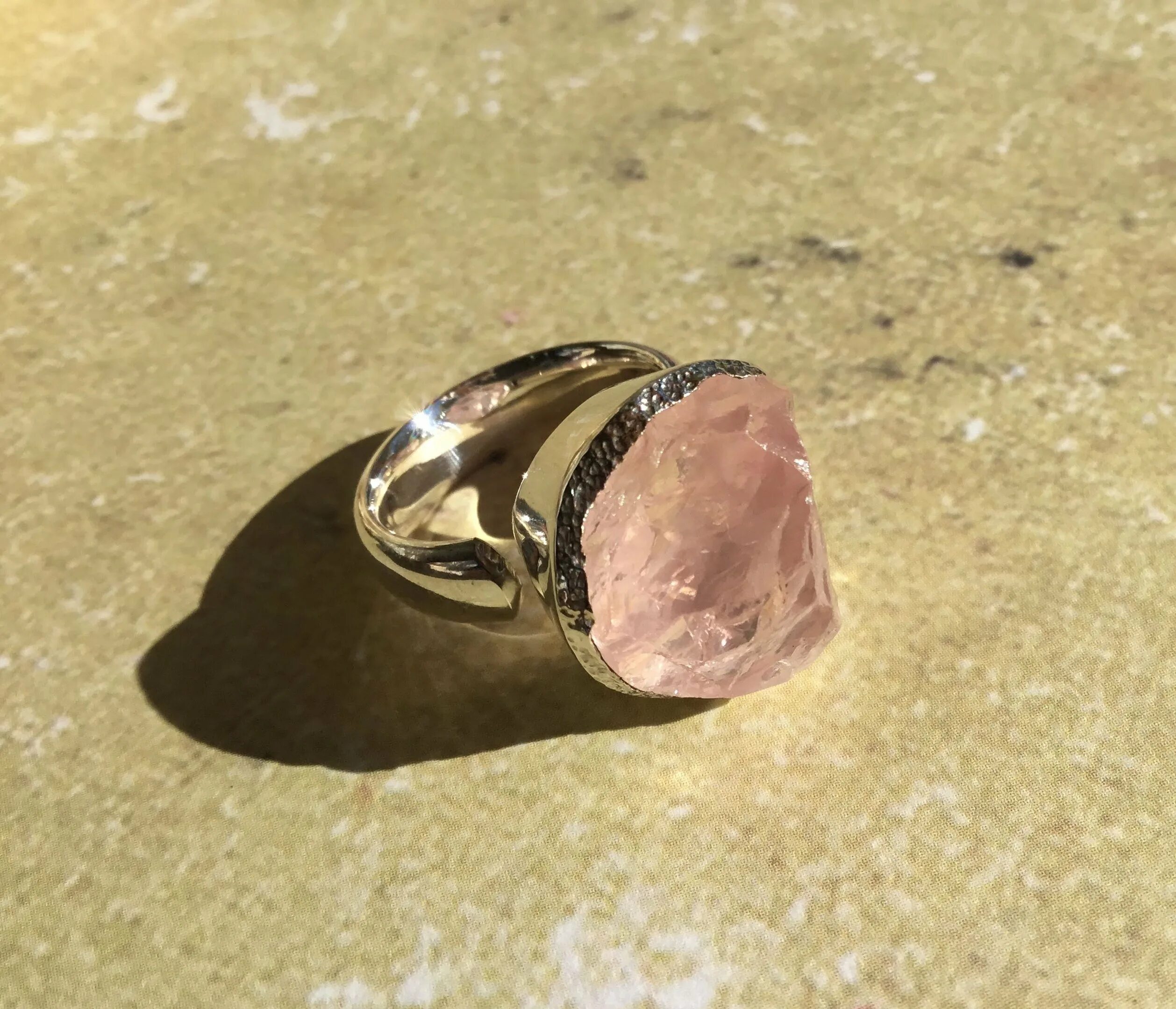 Розовый кварц с золотом. 76905 Кольцо золотое с кварцем. Золотое кольцо с розовым кварцем. Кольцо с необработанным кварцем.