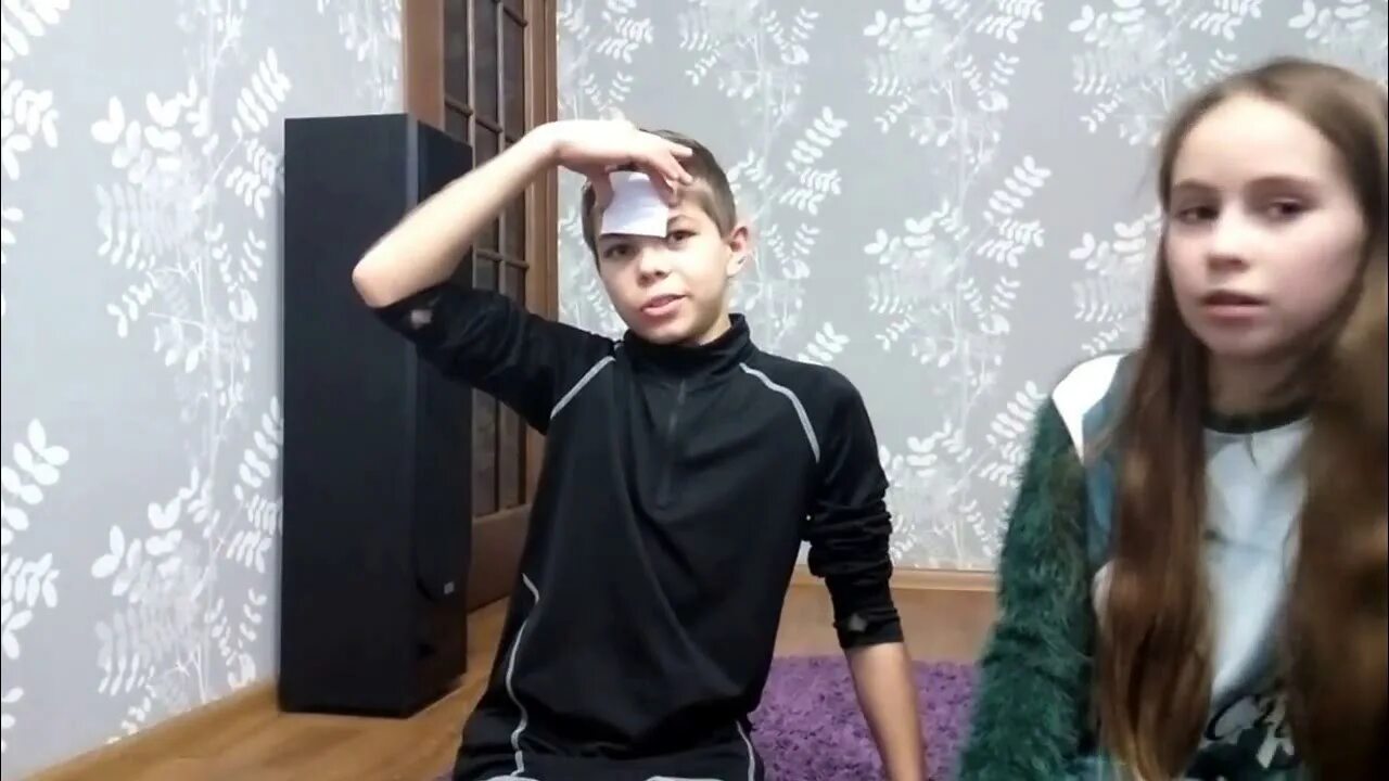 Брат против старшего брата. Брат против старшего брата. Мальчики дерутся дома. Брат против старшего брата. А4 младший брат против старшего.