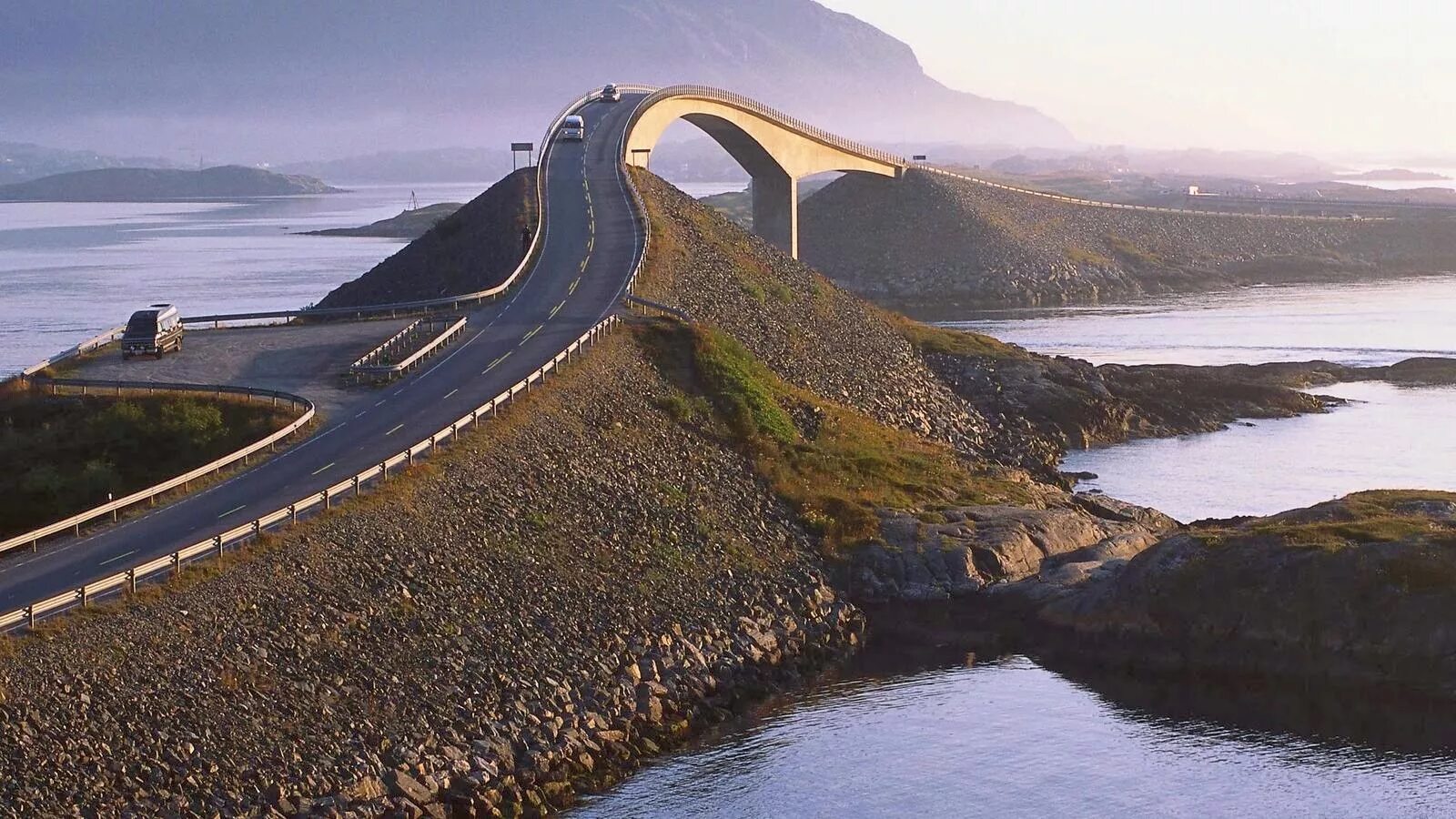 Вдав. Мост Атлантик роуд Норвегия. Трасса Атлантик в Норвегии. Атлантическая дорога в Норвегии. Сторсезандетский мост в Норвегии.