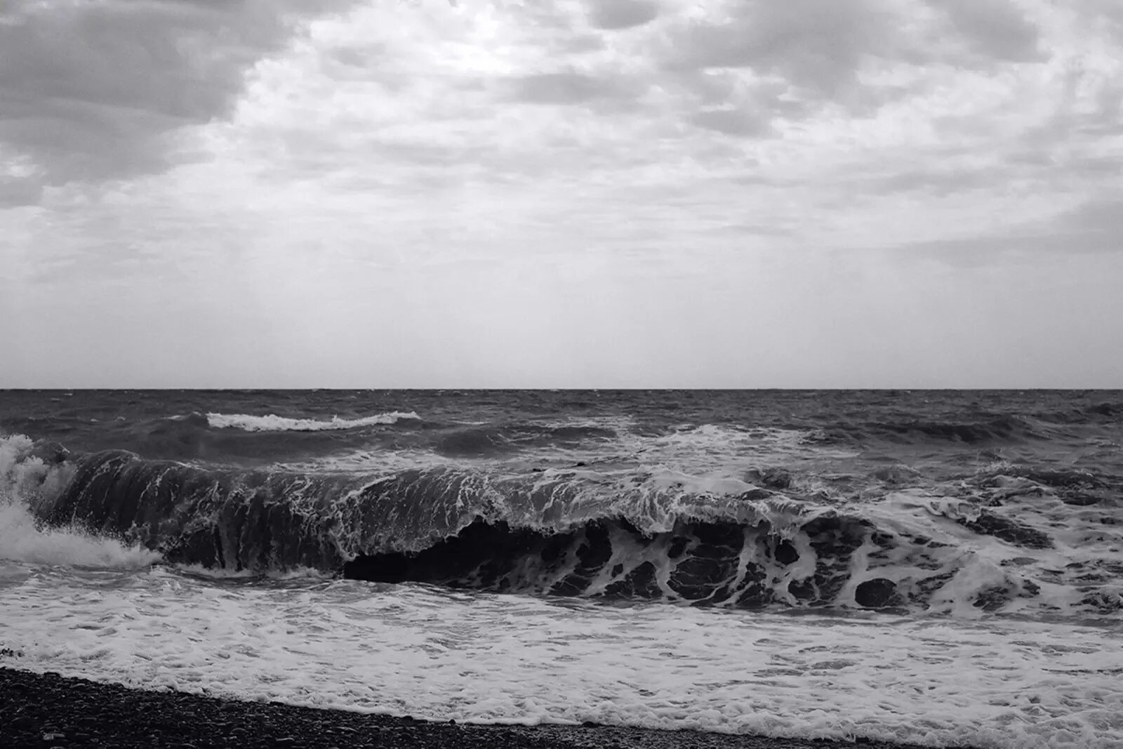 Опасное море. Черное море опасное море. Сектор газа страна. Побережье газа. Туристы в соренто без купальника.
