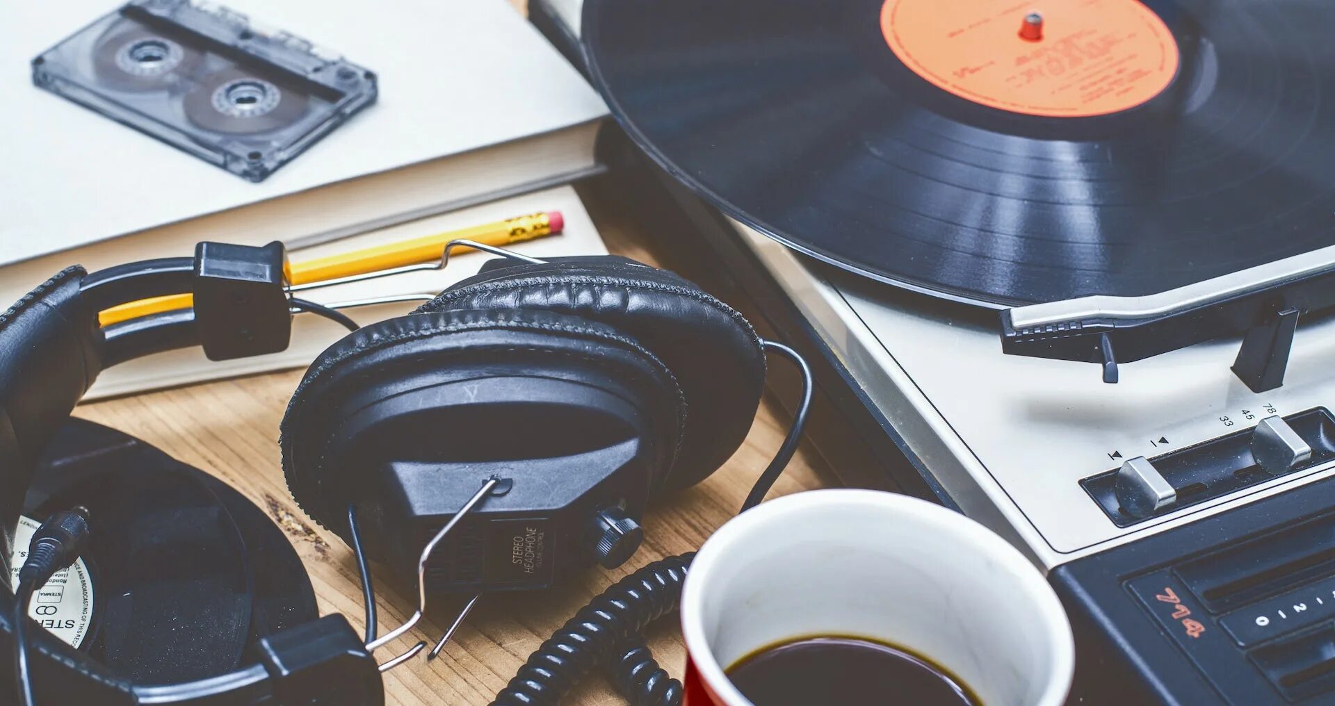 Музыкальные оцифровки. Девушка в студии звукозаписи. Динамики диджей. Катушечный магнитофон рекорд. Музыкальные оцифровки.