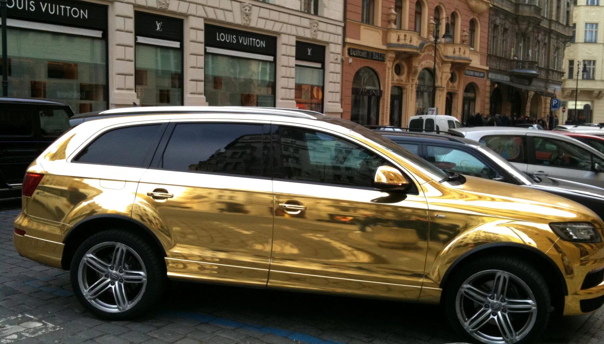 Audi q7 Gold. Ауди q7 золотистая. Audi rq8 золотой. Ауди q7 золотистая матовая. Установить том золотой