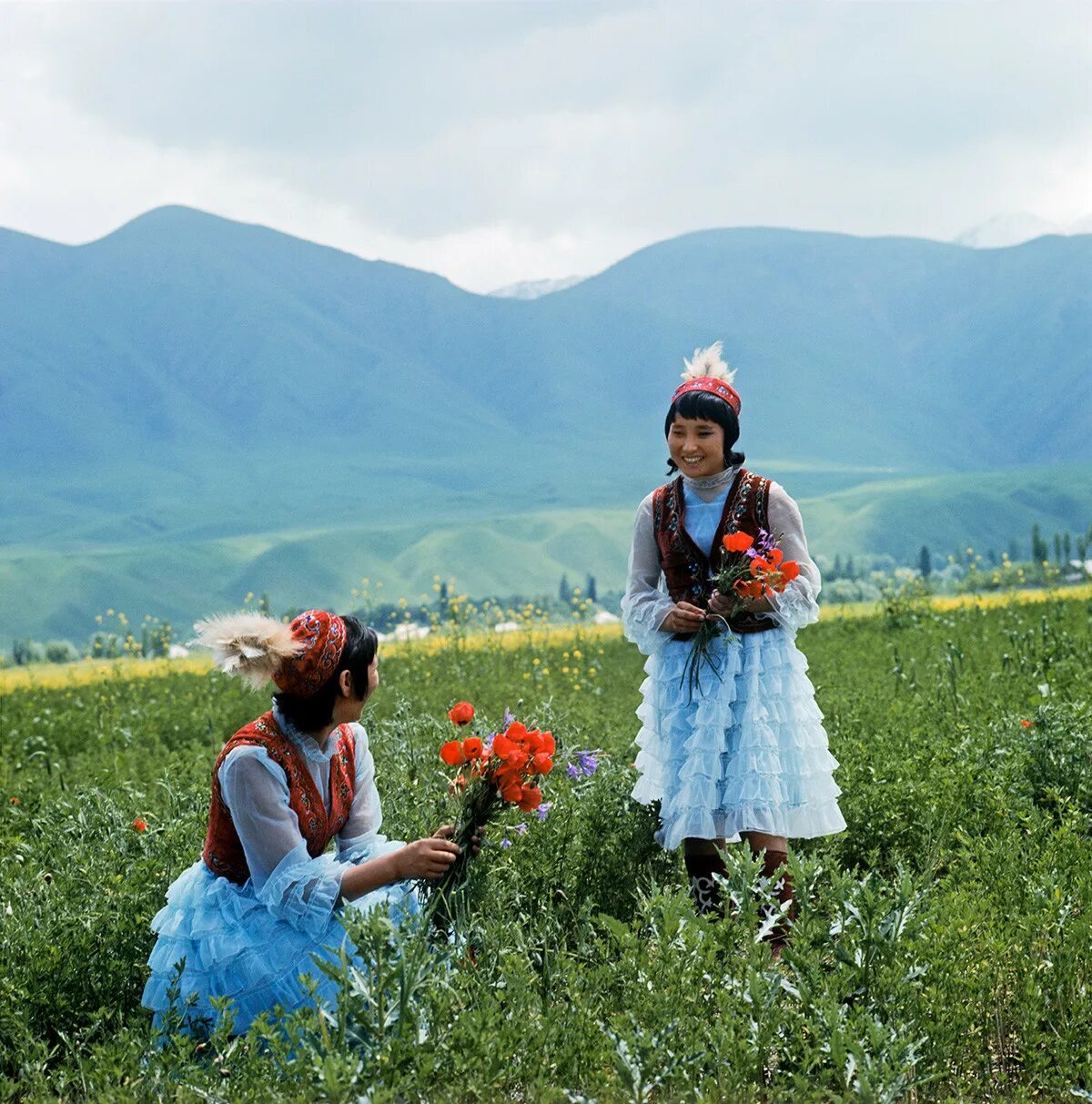 Близ кий киргиз кий. Киргизия Башкирстан. Матыцина Киргизия. Киргизские женщины. Кыргызстан Национальная одежда.