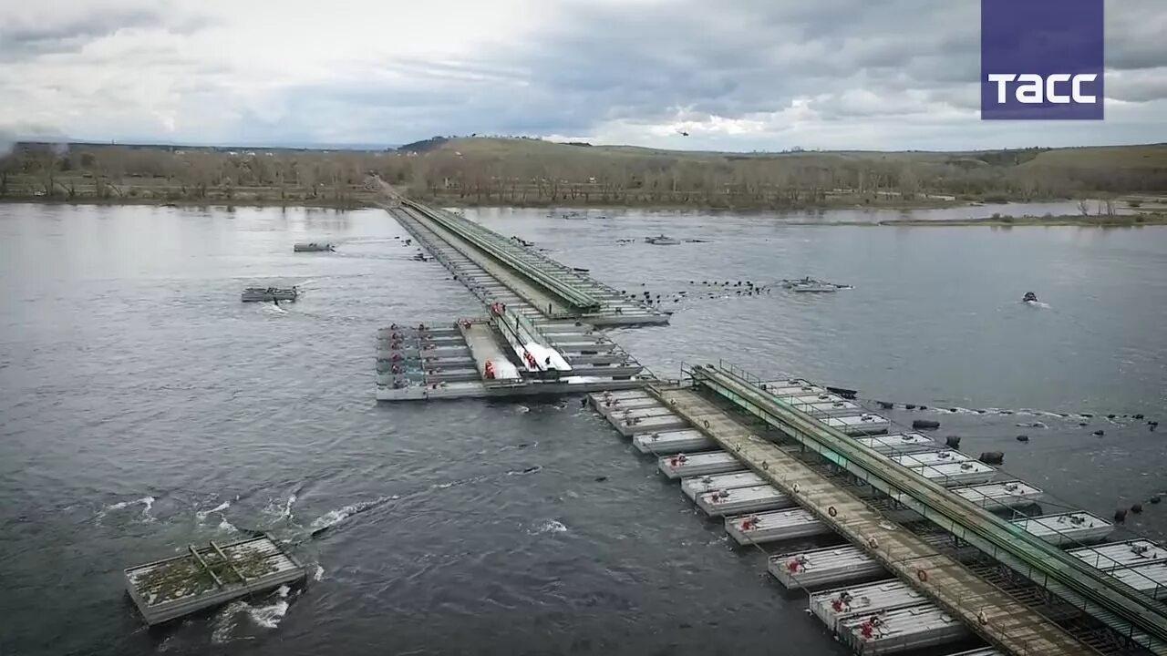 Переправы видео. Понтонный ЖД мост военный. Нжм-56 наплавной Железнодорожный мост. Понтонный мост ЖД войска. Понтонно мостовой Железнодорожный мостового.