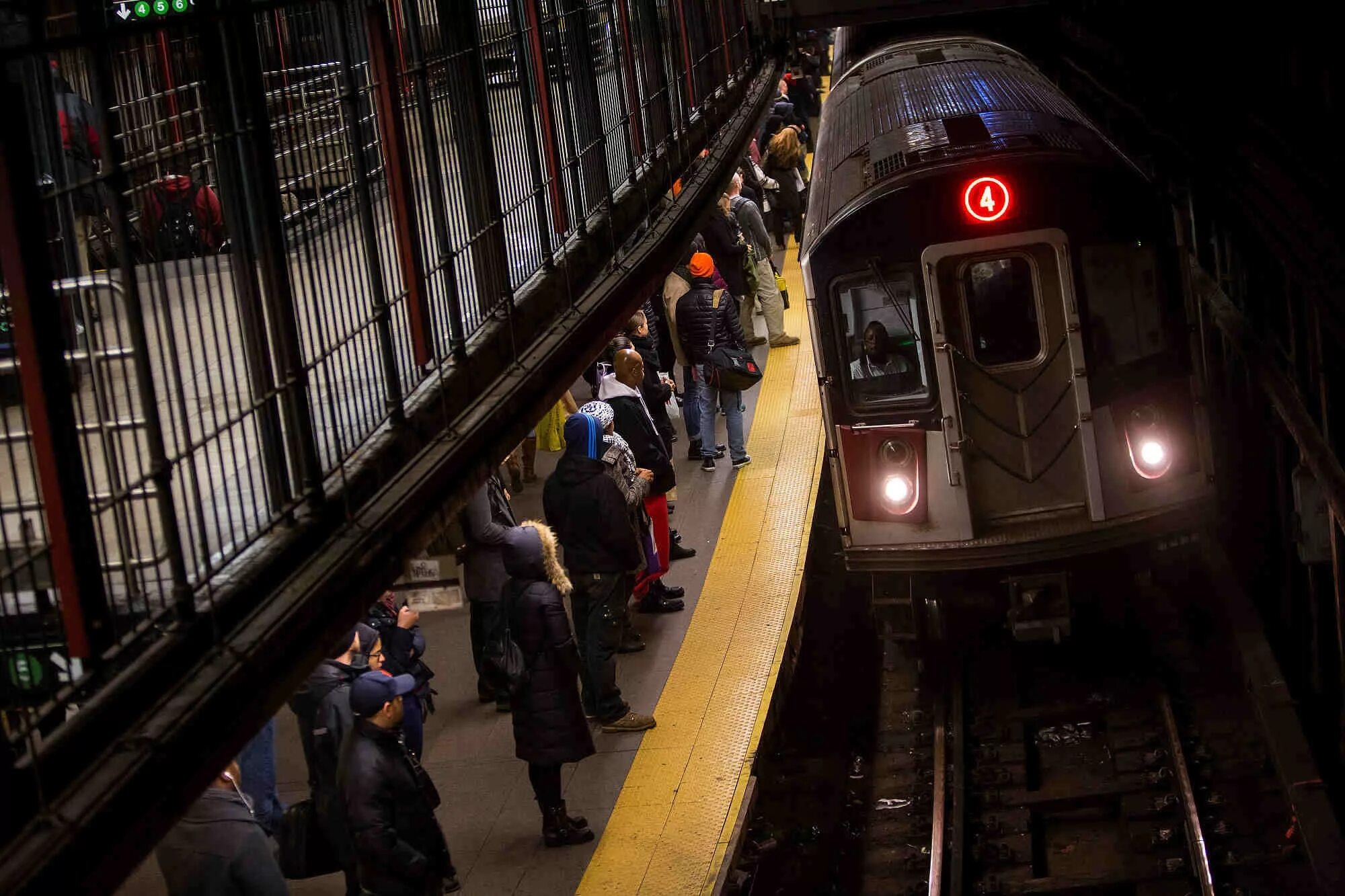 Американское метро в Нью-Йорке. Поезд метро Нью-Йорка. Subway метро в США. Метрополитен Нью-Йорка. Метрополитены сша