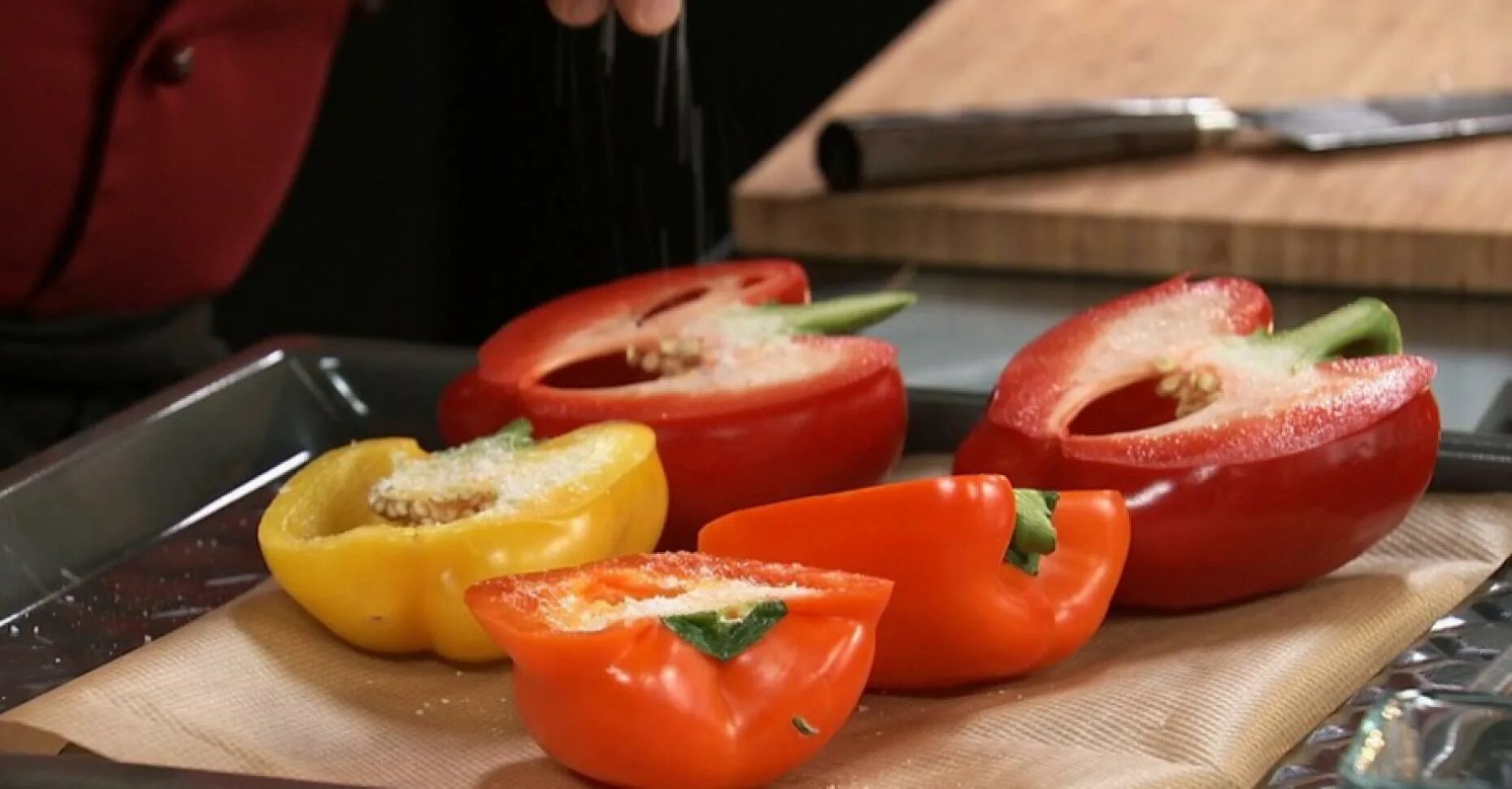 как запечь перец в духовке. как запечь перец в духовке. перец в духовке запеченный. перец фаршированный в духовке половинками. печеный болгарский перец.