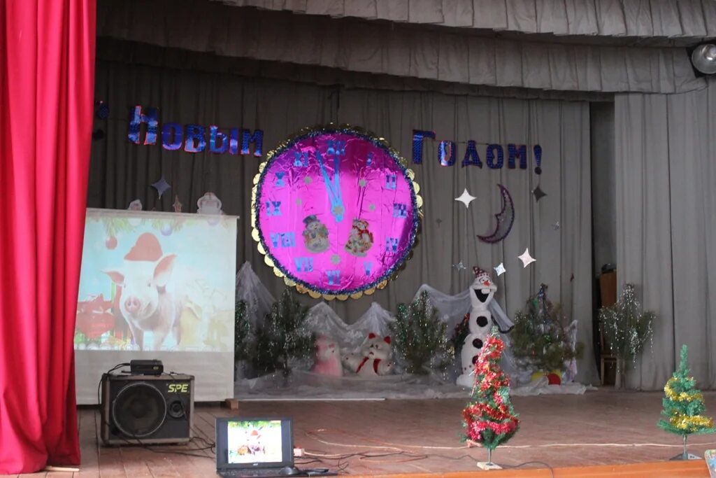 необычные стенды для школы. стенды для школы. эмблема художественно-эстетического направления. стены в доме культуры. атрибуты театра.