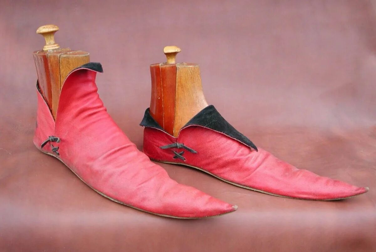 Нос башмаком. Старинная обувь. Средневековые длинные туфли. Средневековая обувь пигаш. Обувь с длинным носом.