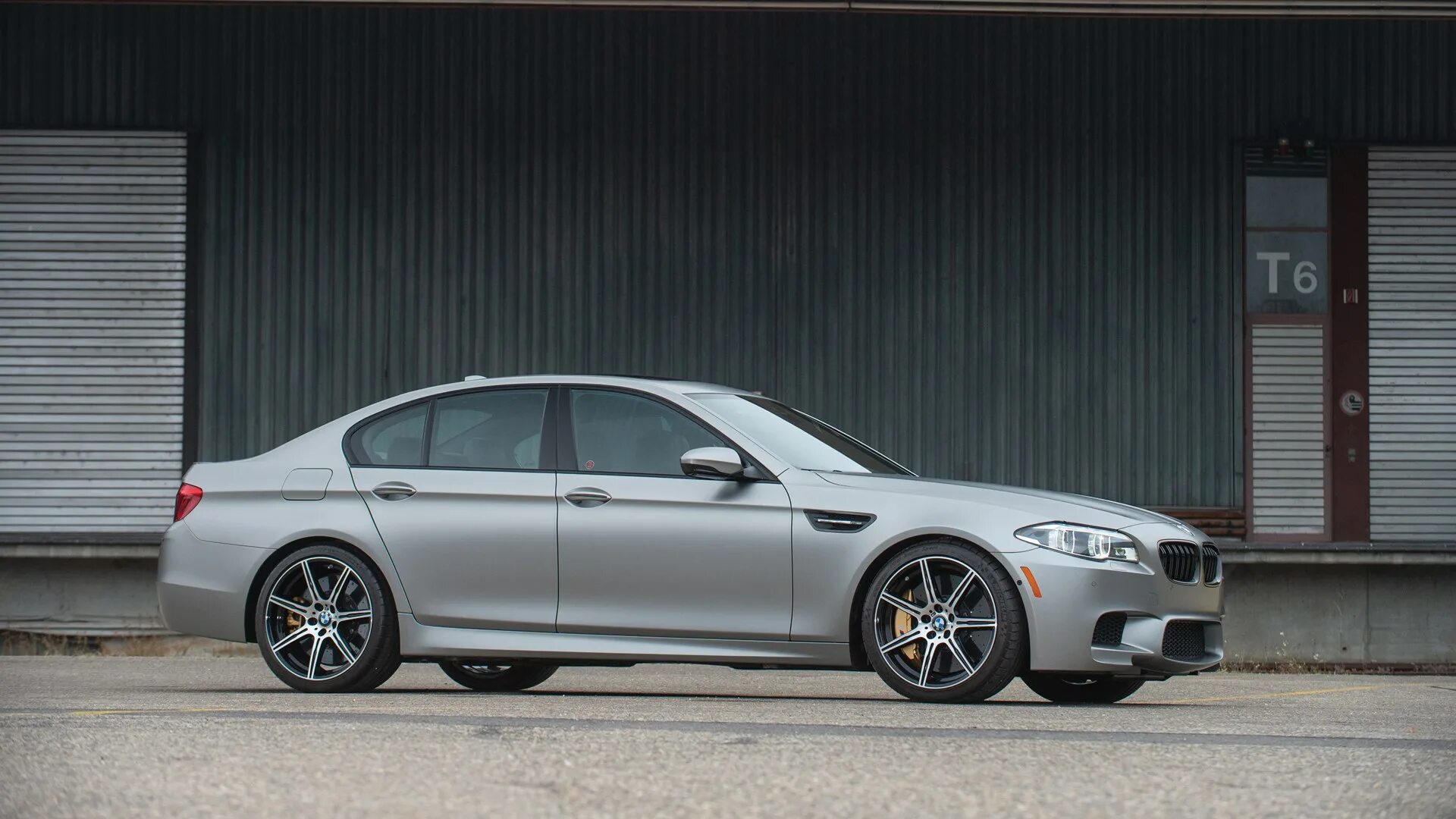Bmw m5 серебристая. Bmw m5 f10. Диски bmw m5 f10 30 jahre. Bmw m5 '30 jahre edition. Bmw m5 competition jahre edition.