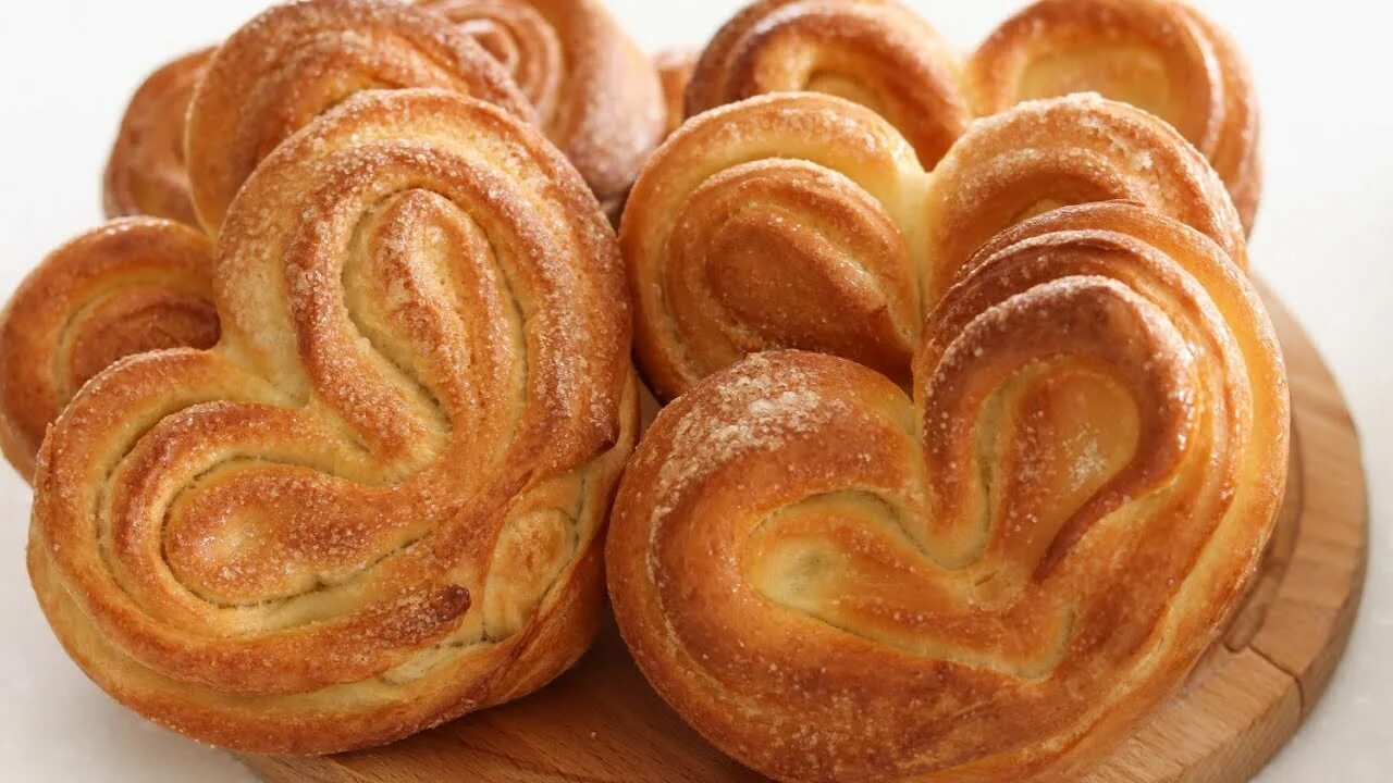 Сахарные булочки. Сахарные булочки сердечки. Булка плюшка. Плюшки с корицей и сахаром. Московская сдобная булочка.