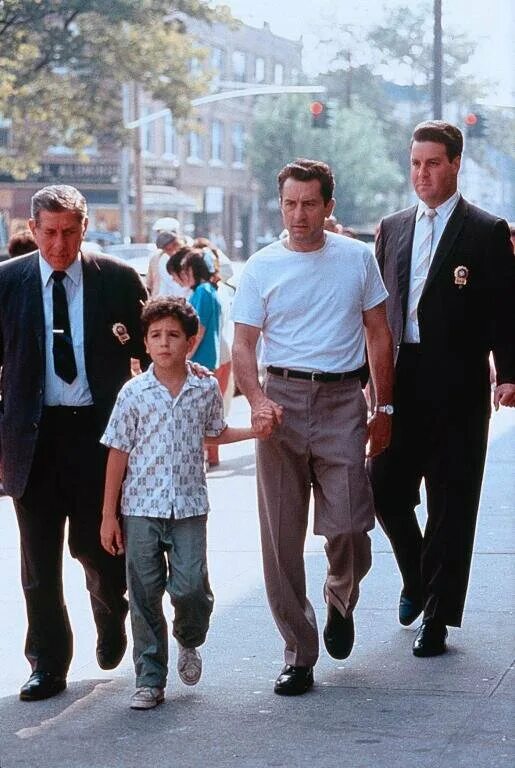 A bronx tale 1993. Бронскская история. Однажды в бронксе. Чазз пальминтери бронкская история. A bronx tale 1993 лилло бранкато.