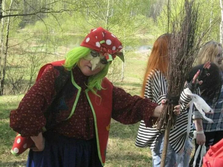 Выход яги и кикиморы. Бал кикиморы на семи холмах. кикимора болотная и баба яга. баба-яга кикимора гримм. костюм бабы яги и кикиморы.