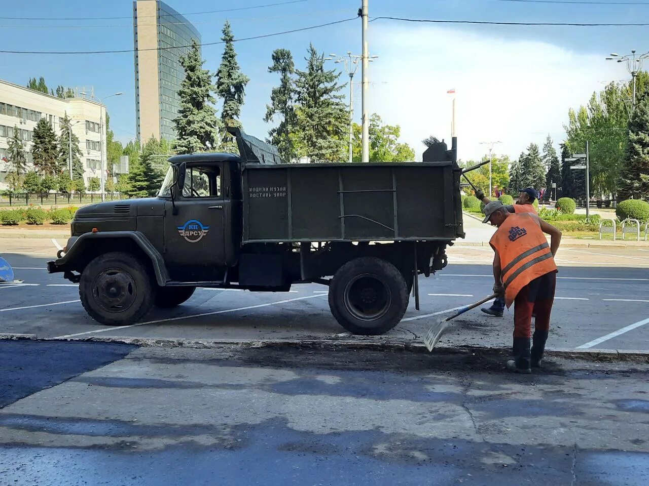 Сайты донецка новости. Коммунальные службы ДНР. Обстрел Ворошиловского района Донецка 2014-2020. Русский Донецк комунальная техника.