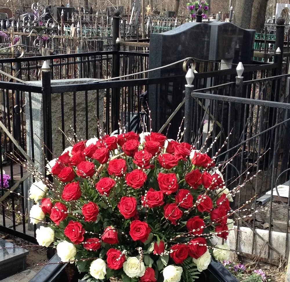 Цветы на кладбище спб. Цветы на могилу. Искусственные цветы на кладбище. Букет цветов на кладбище. Цветы на похороны.