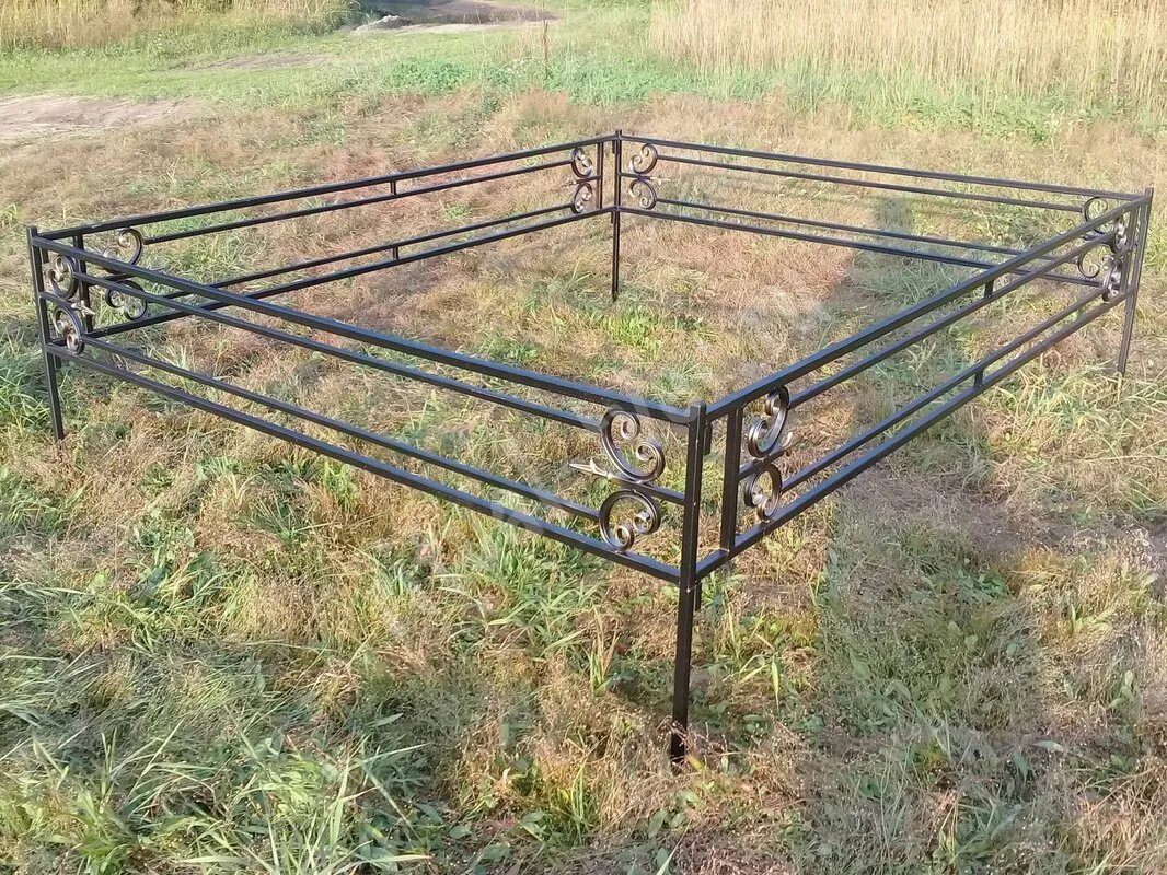 Оградка на могилу из профильной трубы. Простая ограда на кладбище. Ограждение для могилы. Оградка на кладбище 2*2. Простая ограда на кладбище.