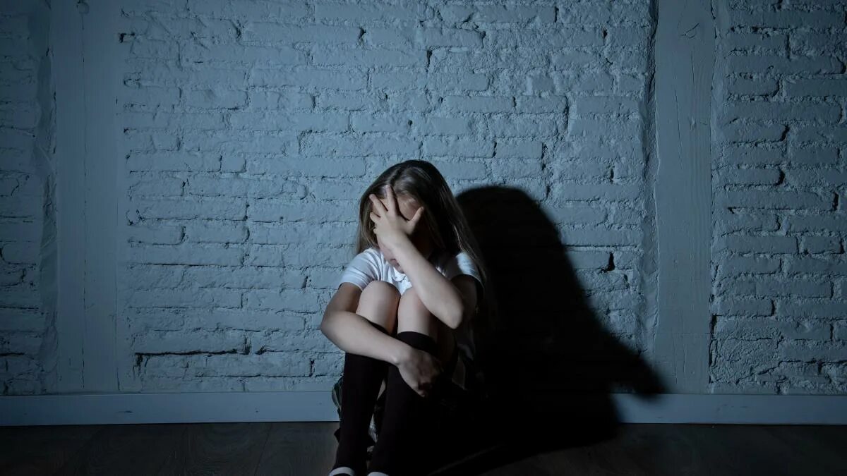 Сидит девчонка в углу с краю песня. Девушка в углу. несчастная девушка. одинокая девушка в углу. девушка в углу на коленях.