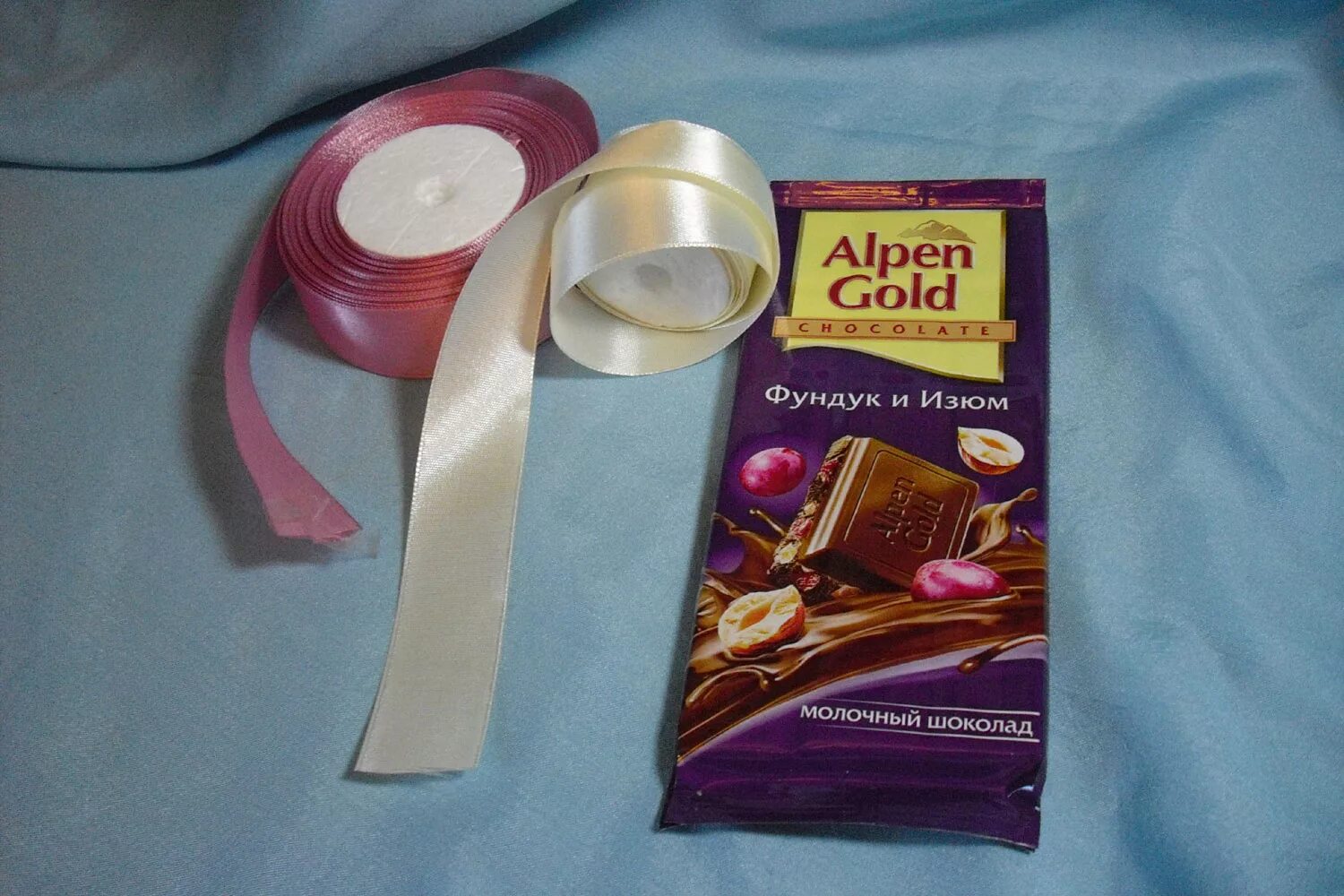 Как завязать шоколадки. Шоколадные конфеты. Красиво упаковать шоколадку. Как завязать шоколадки. Упаковка шоколада на новый год.