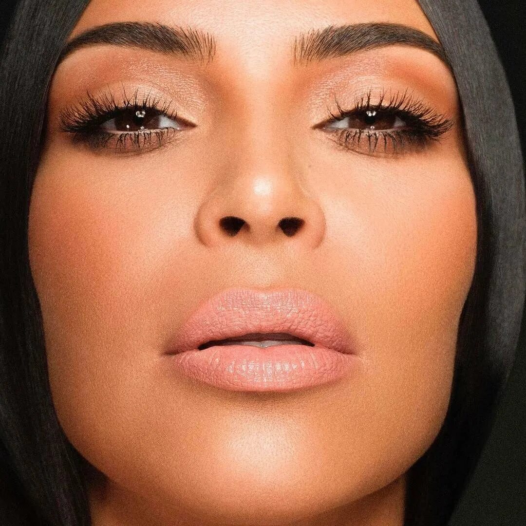 Татуаж бровей для брюнеток. Макияж голубые глаза черные волосы. Розовая помада для брюнеток. Ирина щербакова перманентный макияж. Макияж с яркими губами для брюнеток.