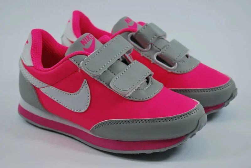 Оригинальные детские кроссовки. D96828. Детские кроссовки на ноге. Кроссовки блестящие детские. Детские кроссовки адидас черные с зеленым.