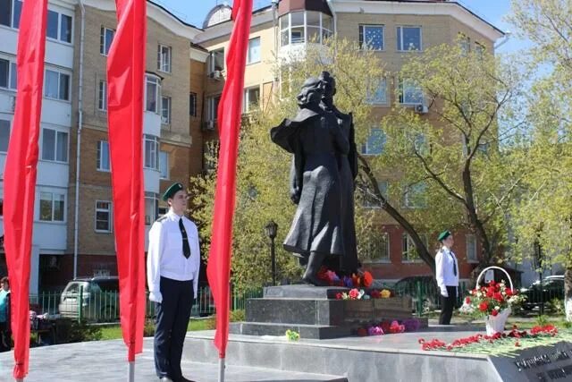 Памятник прощания. Памятник прощание Тюмень. Мемориал прощание Тюмень. Памятник учащимся школ города Тюмени, не вернувшимся с войны. Сквер прощания памятник.