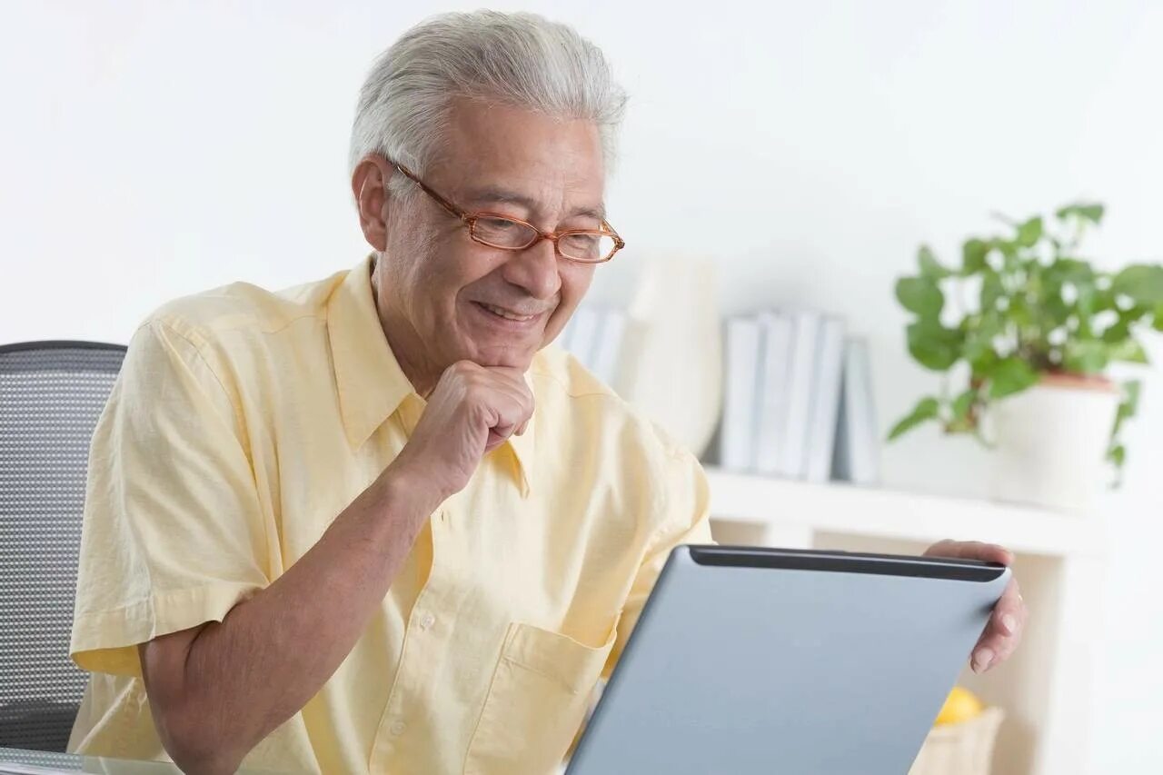 Профессиональное долголетие. Пенсионеры с ноутбуком. Пожилой мужчина за компьютером. Пожилые люди в очках. Пенсионер за ноутбуком.