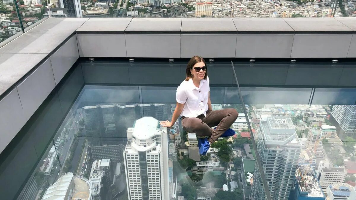 Со стеклянным полом. Mahanakhon skywalk бангкок. маханакхон бангкок стеклянный пол. маханакхон смотровая. площадка со стеклянным полом маханакхон бангкок.
