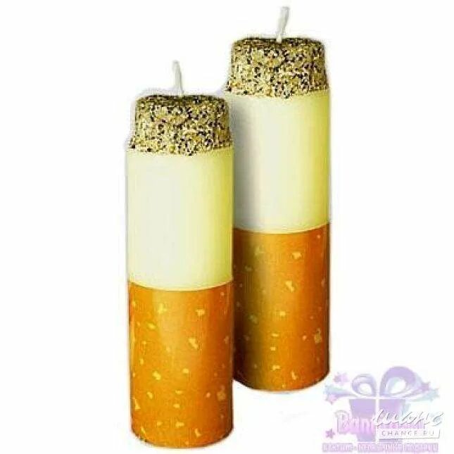 свечка сигарета. прикурить от свечки торта. парень прикуривает от свечи. свечка сигарета. свечи и сигареты.