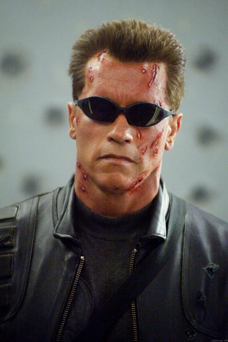 Джеймс кэмерон терминатор 2. Арнольд шварценеггер терминатор 2. Сколько лет терминатору 1. Терминатор прибыл из будущего. Сколько лет терминатору 1.