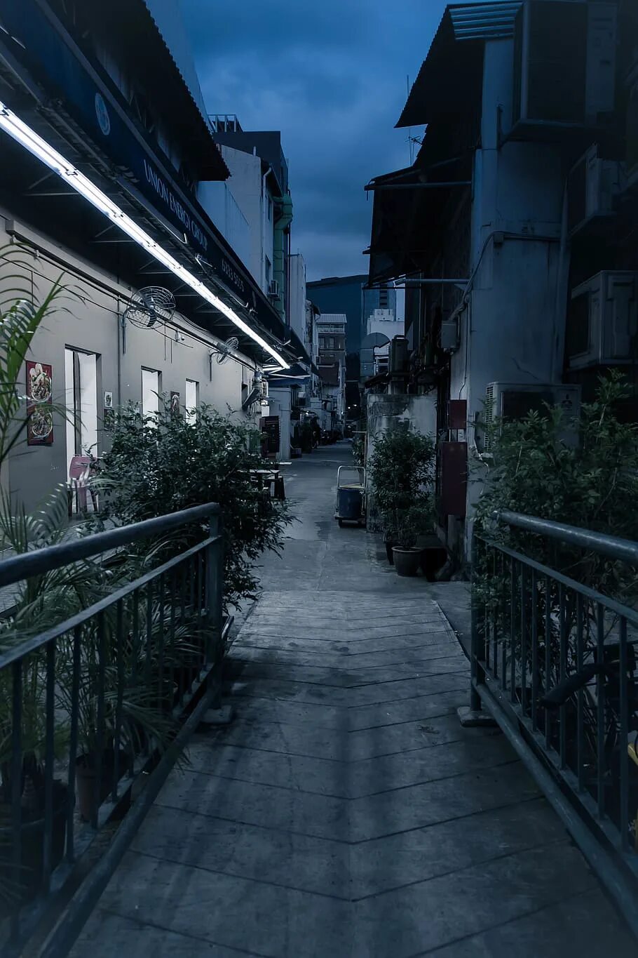 Темный переулок. Тёмные переулки вертикально. Пустой переулок. Пустая улица спального района.