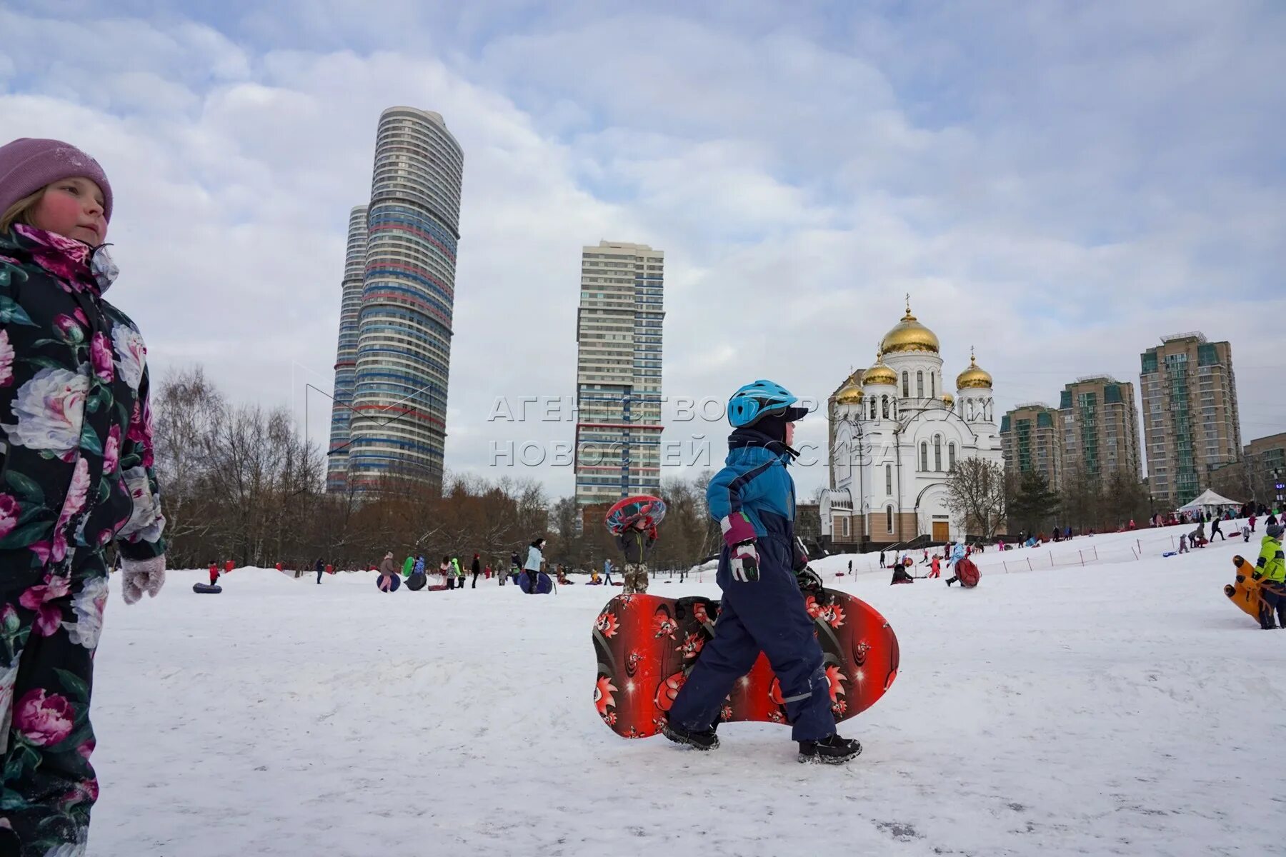 Горка в парке. Москва парк акведук тюбинговая горка. Ростокинский акведук горки. Ростокинский акведук ватрушки. Ростокинский акведук горка.