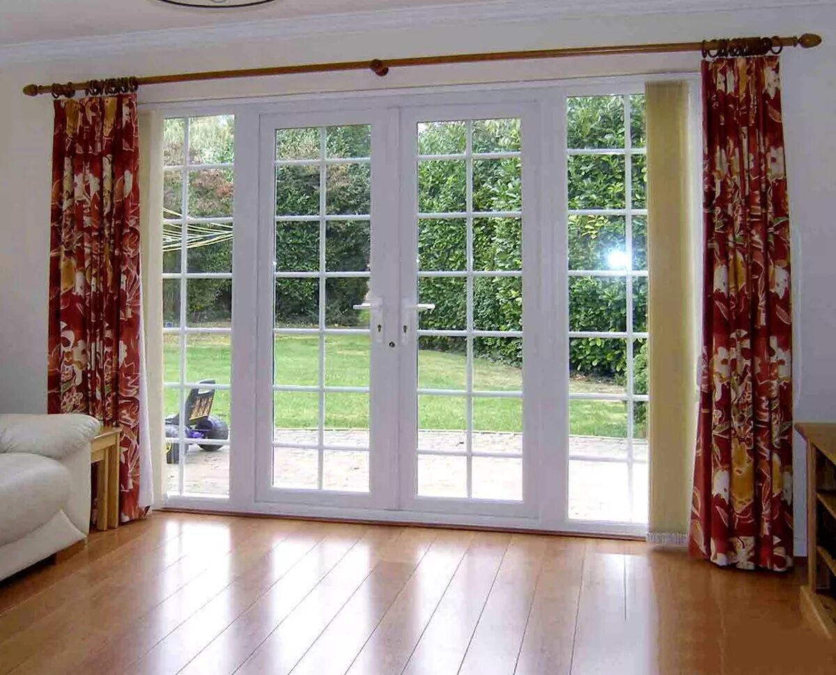 Окна двери дизайн. Окна на террасу. Перегородка лондон фрамир. Французская расстекловка окон. Панорамное окно с дверью.