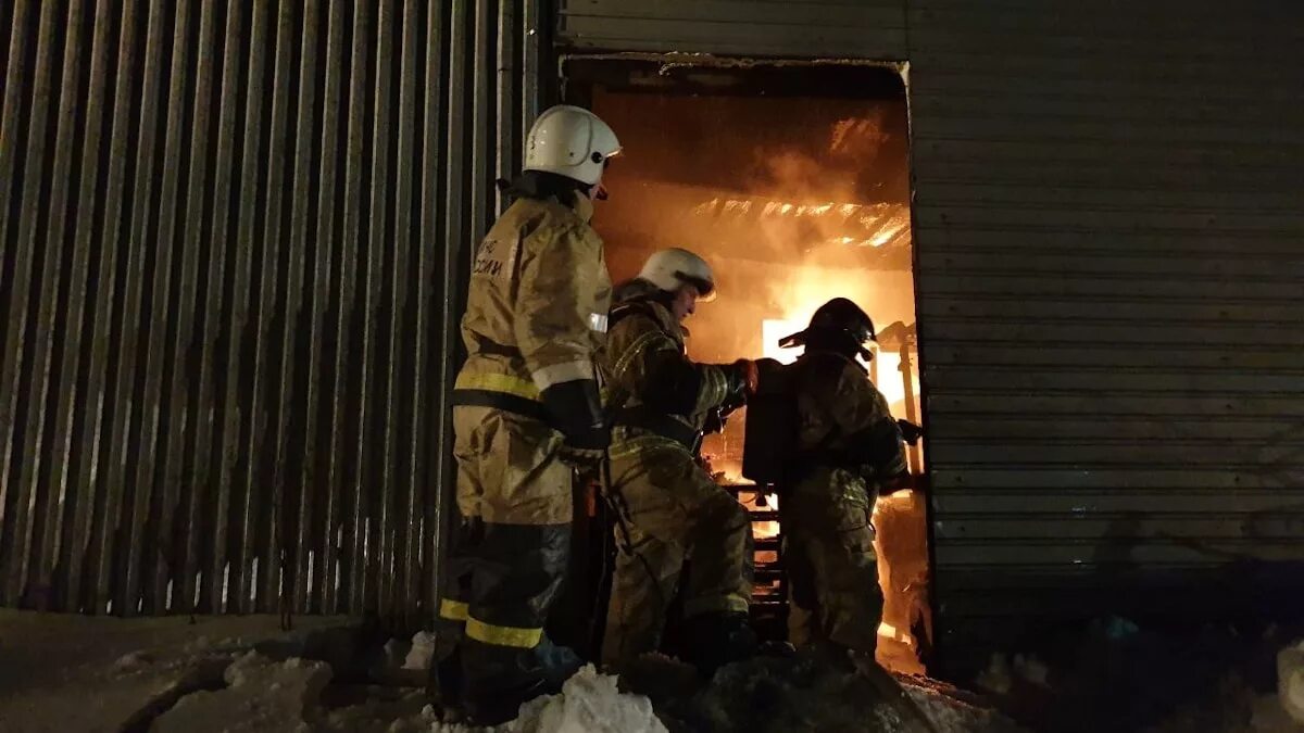 Сгорел цех. Пожар в цеху. Возгорание в цехе. Пожар в производственном цехе.