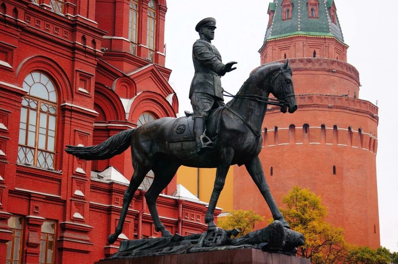 Памятник в столице. Памятник маршалу жукову на манежной площади в москве. памятник георгию жукову на манежной площади. новый памятник маршалу жукову. жуков памятник в москве на красной площади.
