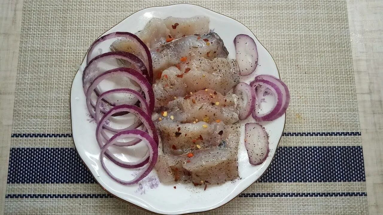 Маринованный толстолобик с маслом и уксусом рецепт. Селёдка из толстолобика. Селедка из щуки. Толстолобик в маринаде. Толстолоб селедка.