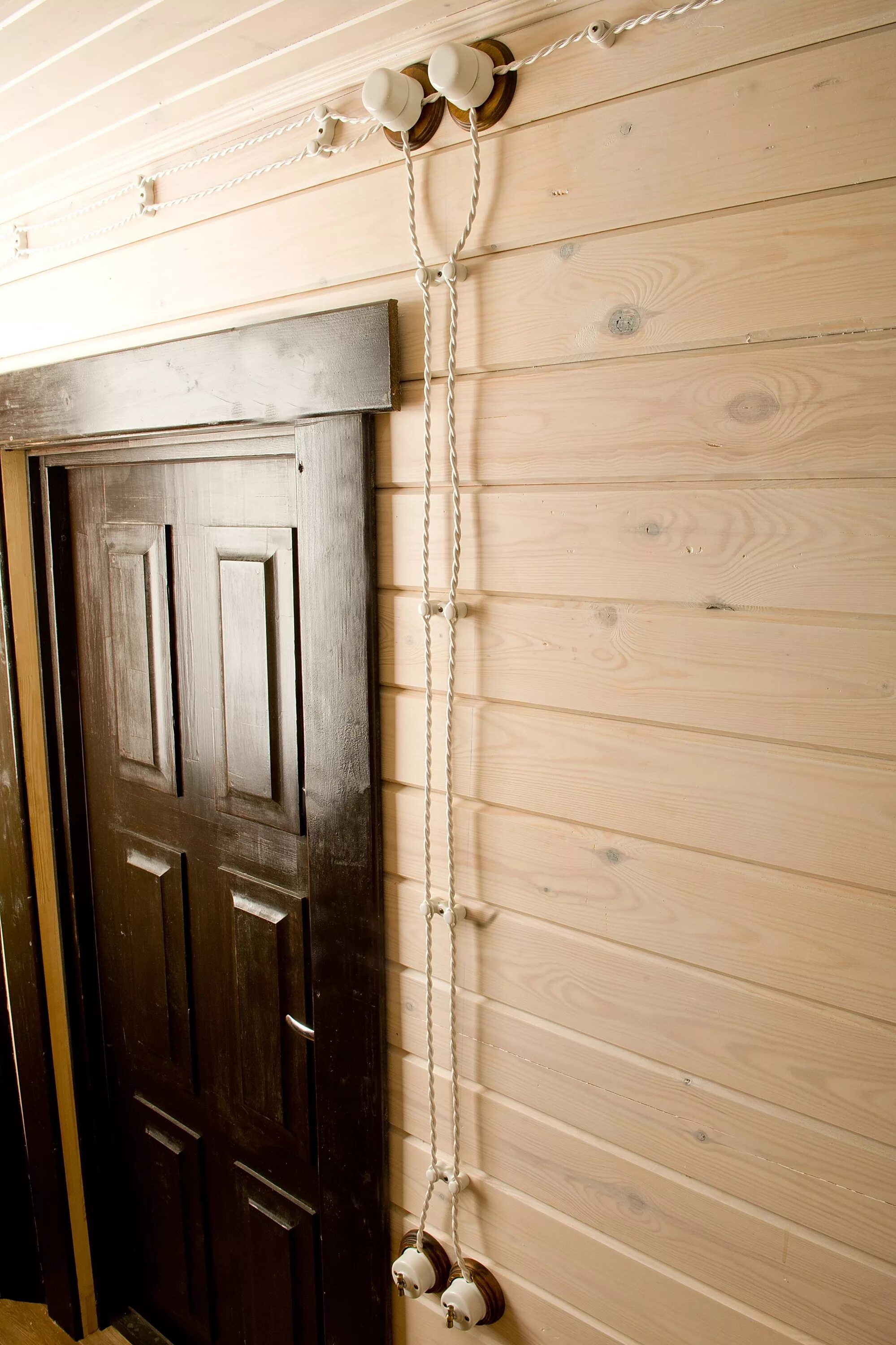 Электромонтаж ретро проводки в деревянном доме. Ретро проводка в деревянном. Ретро проводка в деревянном. Ретро проводка в деревянном доме. Электропроводка в деревянном доме.