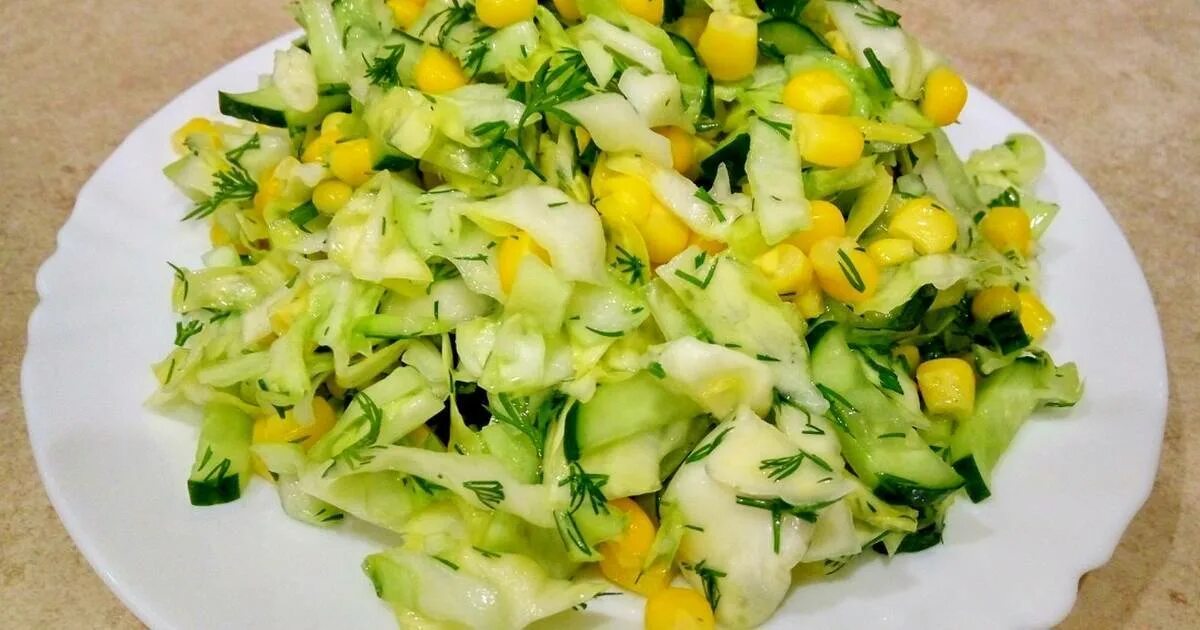 Айсберг огурец кукуруза. Пекинская капуста с кукурузой и огурцами. Салат с айсбергом и огурцом. Салат из капусты айсберг. Салат айсберг кукуруза.