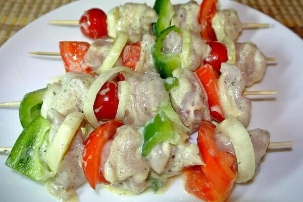 Салат из огурцов под куриный шашлычок кухня