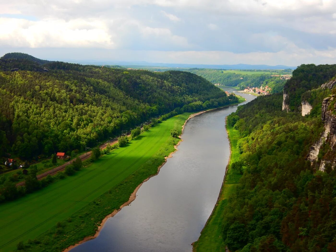 Как называется река германии. Река Эльба в Германии. Река Эльба Чехия. Река Эльба Саксония. Нижняя Саксония река Эльбе.