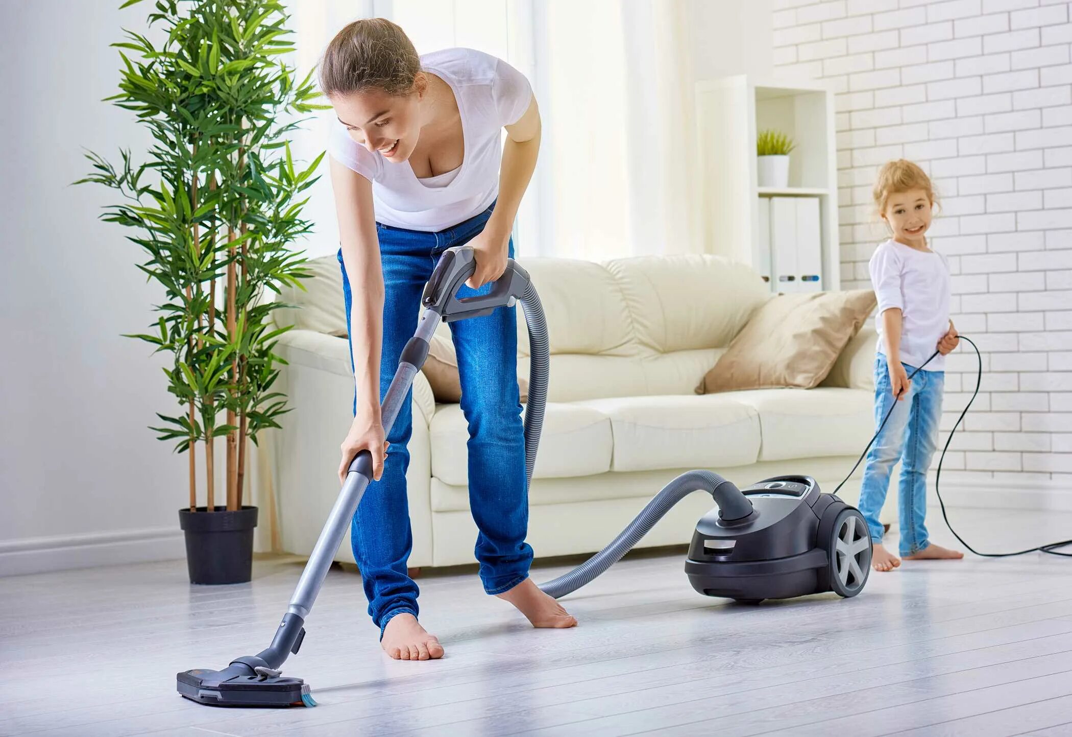 Vacuum clean ru. Уборка пылесосом. Мама убирается в комнате. Женщина пылесосит. Пылесос уборочный.