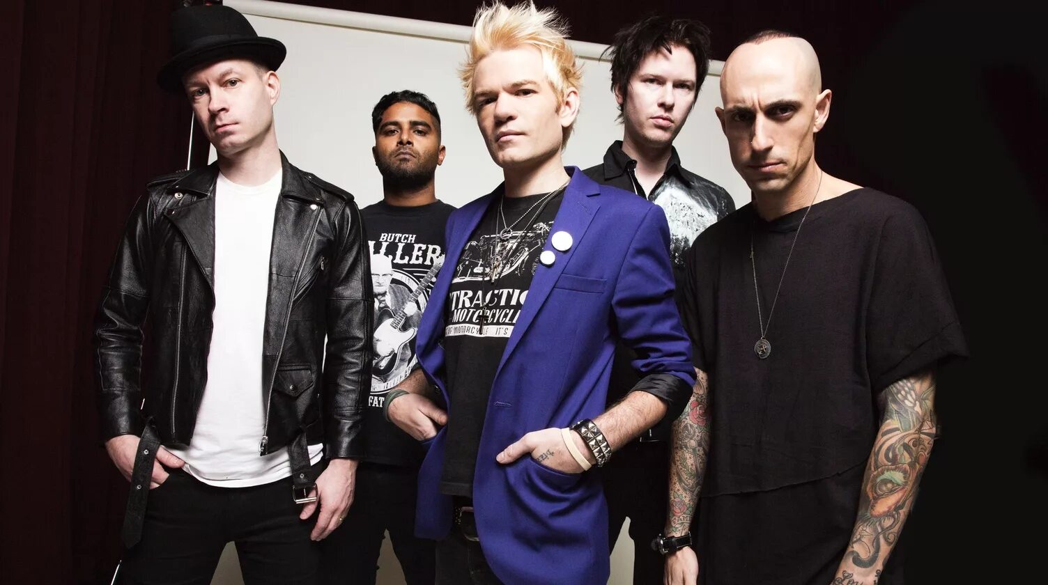 Sum 41 2025. Группа sum 41. sum 41 фото группы. панк sum41. sum 41 2025.
