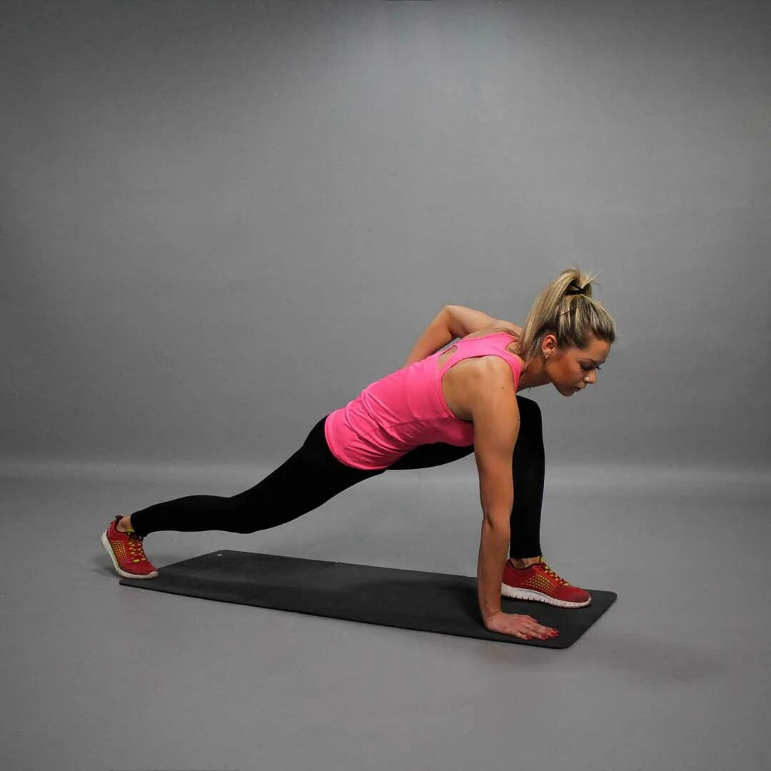 Наклоны дети. Упражнения для похудения. Наклонился вперед. 60 наклонов. Усталость спортсмена.