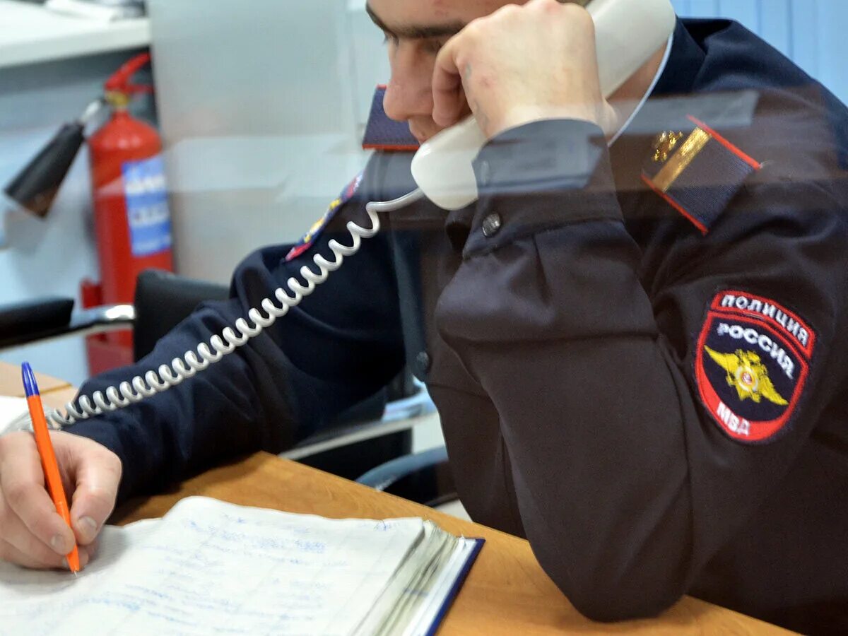 Звонок в полицию. Вызов полиции. Человек звонит в полицию. Обращение в полицию. Звонок участкового