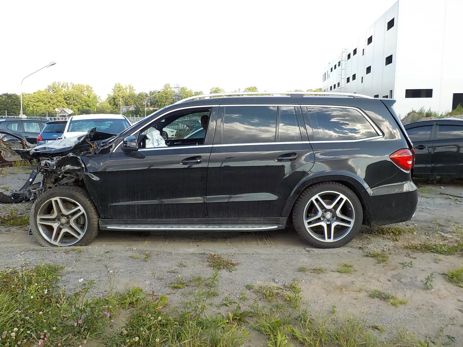 Мерседесы биты купить. Mercedes gl 166 битый. Mercedes gl 166 тотал битый. Битый IX gl 166. Gl x166 ДТП.