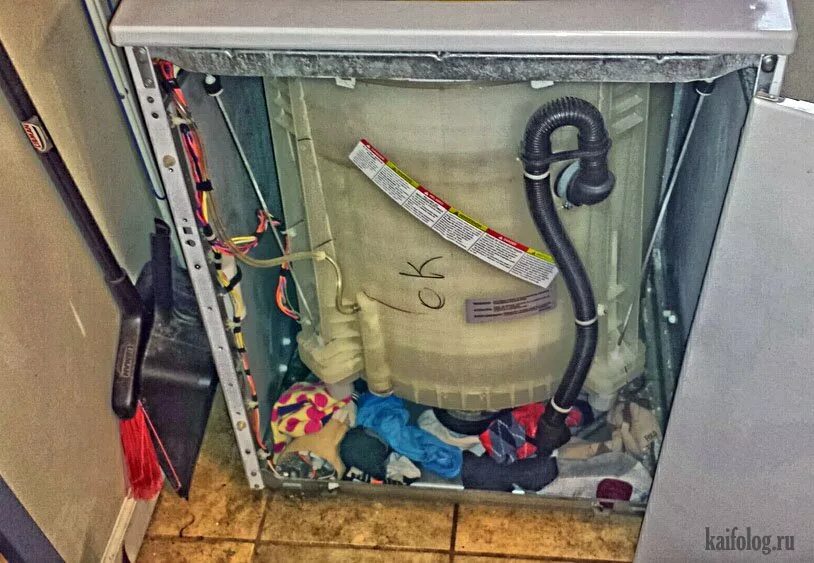 Куда деваются носки в стиральной. Пропадают носки в стиралке. Пропавший носок в стиралке. После стирки пропадают носки. Носки потерялись в стиральной машине.