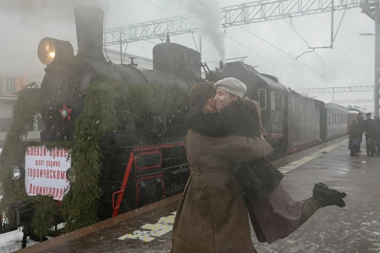 Прибытие первого поезда после прорыва блокады Ленинграда. Поезд Победы Финляндский вокзал. Первый поезд блокадного Ленинграда Финляндский вокзал. Прорыв блокады Ленинграда железная дорога.