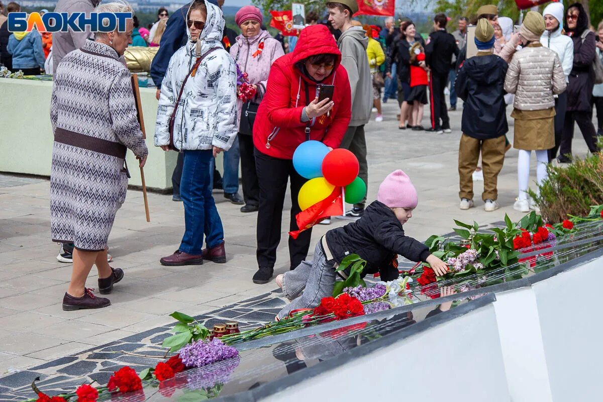 Памятники ко Дню Победы. 9 Мая Волжский. Школьники возлагают цветы к памятнику. Памятники ко Дню Победы 9 мая.